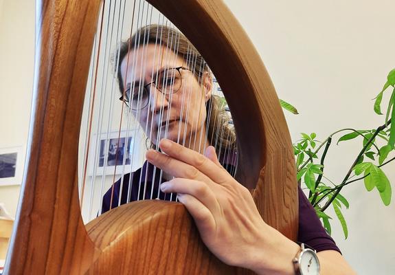 „Richtig eingesetzt kann Musik die Selbstheilungskräfte anregen. Sie kann zwar keine unheilbare Krankheit wegzaubern, doch viel Positives bewirken“, erklärt Susanne Rohloff vom Sozialen Dienst im Augustenstift