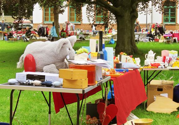 Zum Herbstflohmarkt warten bunte Schätze