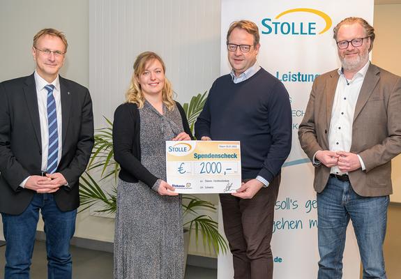 Im Januar überreichte Detlef Möller (2.v.r.) den symbolischen Scheck an Sophie Leu, stellv. Schulleiterin der Weinbergschule, Diakonie-Geschäftsführer Thomas Tweer (r.) und Dr. Ulf Harder (l.), Foto: maxpress/iw
