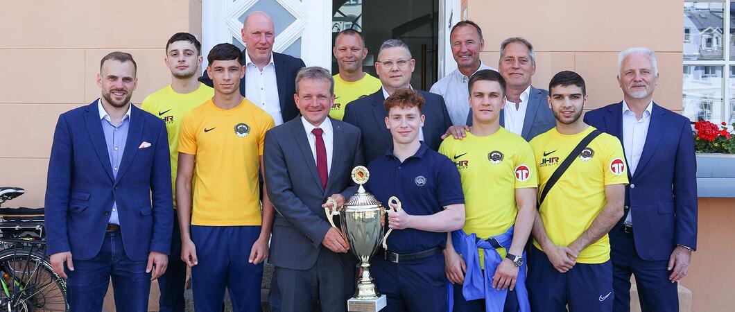Die Sportler vom BC Traktor und Vertreter aus der Politik freuen sich über Box-Meisterschaften in Schwerin, Foto: maxpress