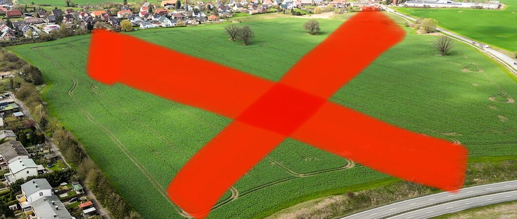 Bis zu 1.000 Wohneinheiten sollten hier entstehen – so sah es der 2020 beschlossene B-Plan für das Warnitzer Feld vor (Foto). Den hat OB Rico Badenschier nach seiner Umstrukturierung des Bereiches Stadtentwicklung und Bauen auf Eis gelegt.