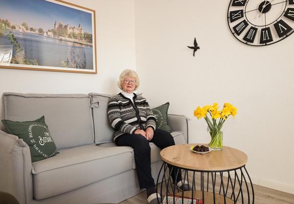 Anfang Januar hatte die Seniorin im Mietercenter den Wunsch geäußert, ihr Bad barrierefreier umzugestalten. Aufgrund einer Verletzung des Sprunggelenks hat die Mieterin Schwierigkeiten, in die Wanne zu gelangen und bat deshalb um die bauliche Veränderung