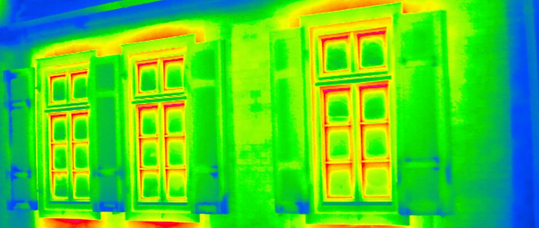 Die Tage werden kürzer und draußen wird es kälter. Der Herbst ist da und mit ihm hat auch die neue Heizsaison begonnen. Aber bleibt die Heizwärme auch wirklich im Haus oder entweicht möglicherweise zu viel Energie nach außen?
