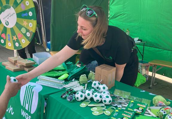 Wie immer war auch die WGS mit ihrem grünen Zelt, einigen kleinen Geschenken und dem beliebten Glücksrad vor Ort, Foto: WGS