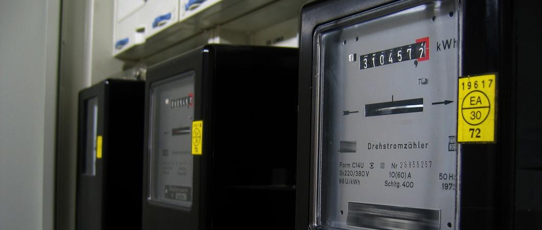Seit mehr als einem Jahr klettern die Großhandelspreise für Energie in bisher ungeahnte Höhen. Diese Entwicklung hat auch vor dem Strommarkt nicht Halt gemacht.