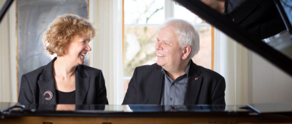 Das Klavierduo Friederike Haufe und Volker Ahmels spielt mit vier Händen