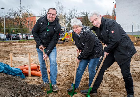 Stefan Lüdemann, Leiter des WGS-Mietercenters Süd, Doris Knuth, Leiterin Vertrieb der BIG Brüeler Immobilien & Grundbesitz GbR und WGS-Geschäftsführer Thomas Köchig beim symbolischen Spatenstich