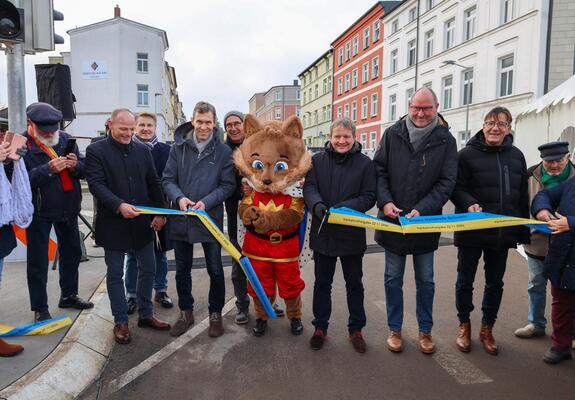 Nach mehrjährigen Bauarbeiten gibt die Landeshauptstadt Schwerin am 22. November 2024 die Wallstraßenbrücke, eine zentrale Verkehrsverbindung zwischen den Stadtteilen Paulsstadt und Feldstadt, dauerhaft für den Verkehr frei.