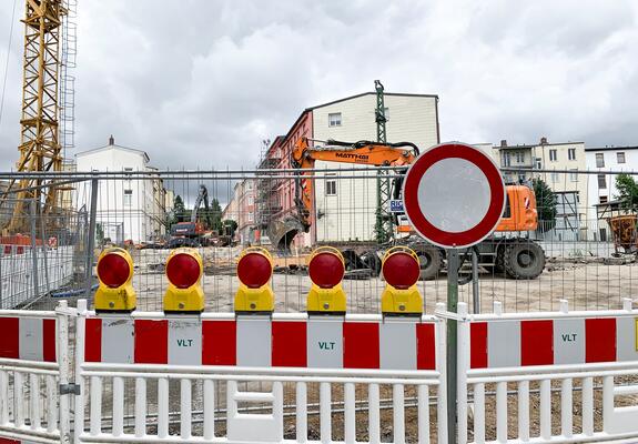 Ende April 2023 wurde in der Wallstraße der Neubau der Brücke über die Gleise der Deutschen Bahn AG fertig gestellt und für den öffentlichen Verkehr wieder frei gegeben.