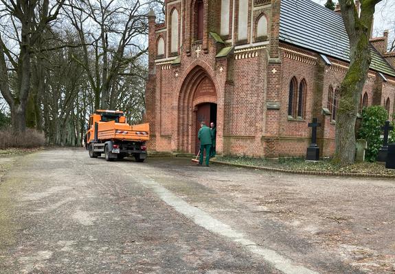 In den Monaten Mai und Juni lässt der SDS, Stadtwirtschaftliche Dienstleistungen Schwerin, nach dem Schwesternberg im letzten Jahr weitere Hauptwege auf dem Alten Friedhof ausbessern