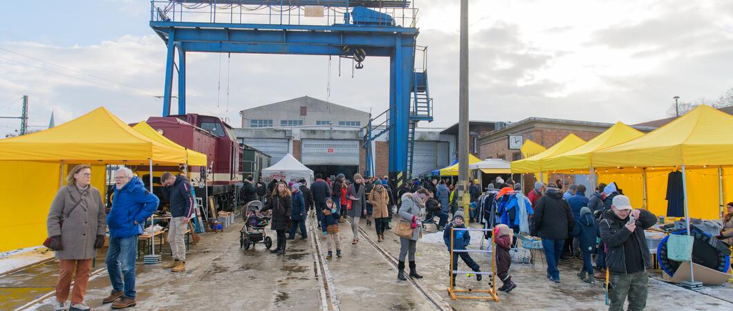 Der Plan, einen Benefiz- und Trödelmarkt zu organisieren, um Spenden für das brandgeschädigte Schweriner Eisenbahnmuseum einzunehmen, ist aufgegangen, und zwar voll.