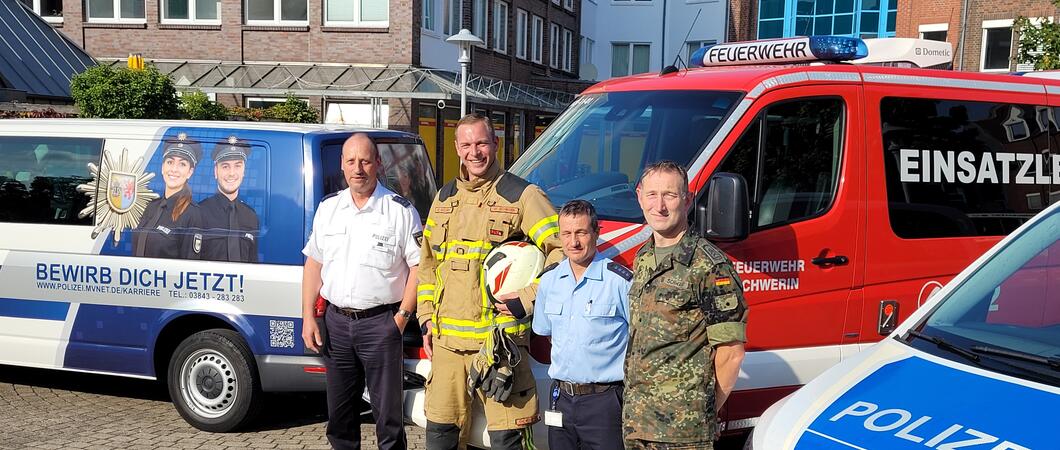 Landes- und Bundespolizei, Bundeswehr, Berufsfeuerwehr und der Rettungsdienst - sie alle leisten einen wichtigen Beitrag zur Sicherheit der Menschen in unserem Land.