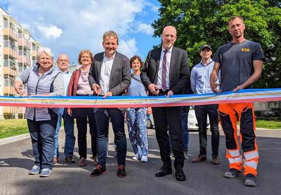 Mit der feierlichen Verkehrsfreigabe der Flensburger Straße durch Oberbürgermeister Rico Badenschier und Innenminister Christian Pegel können Gehweg und Straße im Stadtteil Lankow ab Donnerstagnachmittag wieder vollständig genutzt werden