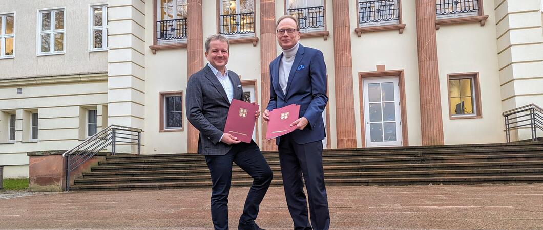 Die öffentliche Zugänglichkeit der Dorf- und Museumsanlage in Mueß soll verbessert werden: Jochen Schulte, Staatssekretär im Wirtschaftsministerium, hat dazu heute einen Fördermittelbescheid in Höhe von knapp 5,8 Mio Euro an OB Rico Badenschier übergeben