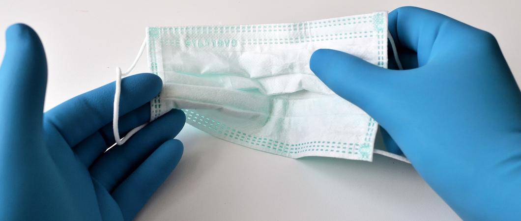 In Mecklenburg-Vorpommern sollen wesentliche Corona-Schutzmaßnahmen wie Maskenpflicht in Innenbereichen und Testvorgaben für Ungeimpfte bei Gaststättenbesuchen auch noch den April über gelten.