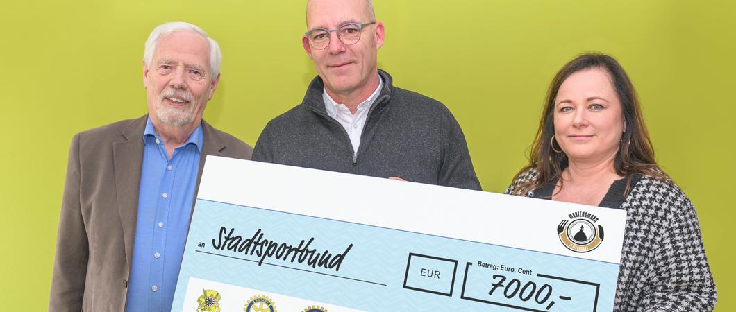 Wulf Kawan (l.) und Babette Herrmann (r.) vom Organisationsteam des Martensmann-Festschmauses überreichten die Spende für Kinder und Jugendliche an Dirk Pollakowski (m.) vom Stadtsportbund Schwerin, Foto: maxpress/Ingo Wziontek