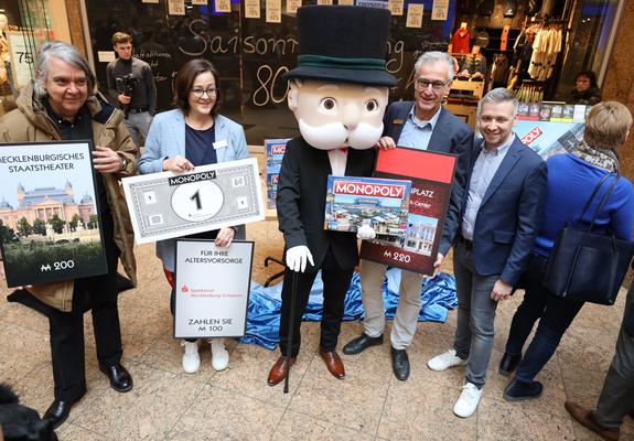 Die Universitäts- und Landeshauptstadt Schwerin ist ab heute im Monopoly-Fieber. Im Schlosspark-Center ist heute eine auf die Stadt angepasste Version des berühmtesten Brettspiels der Welt vorgestellt worden.