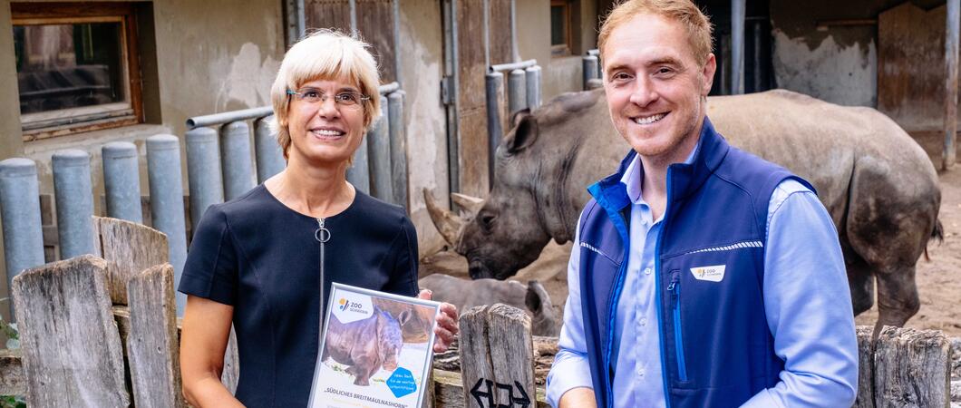 Die Schweriner Wohnungsbaugenossenschaft (SWG) hat die Patenschaft für das kleine Nashorn-Mädchen Kiah im Schweriner Zoo übernommen. Am 15. August hatte der Nachwuchs das Licht der Welt erblickt.