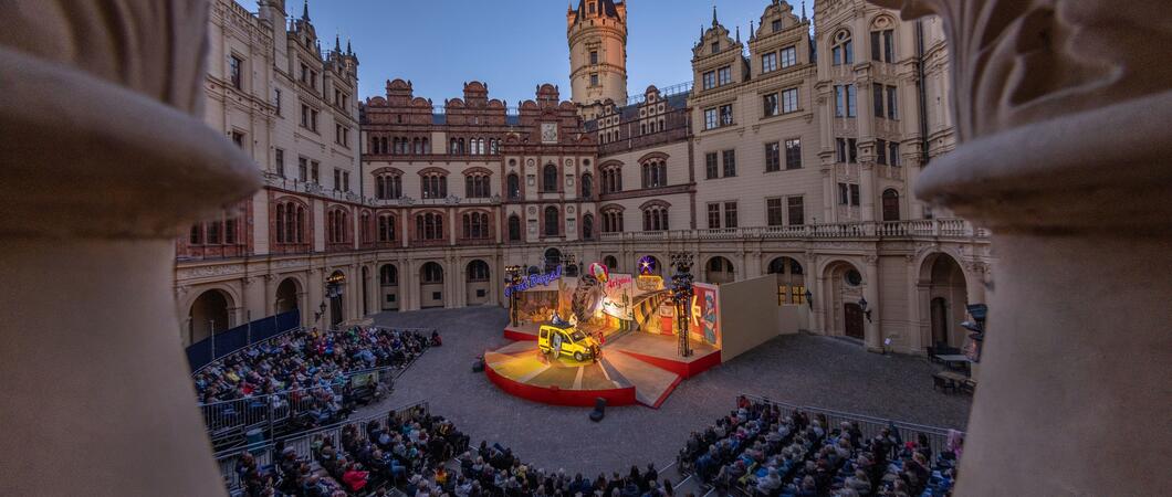 Die Schlossfestspiele Schwerin werden im kommenden Sommer gut vier Wochen lang den Spielplan des Mecklenburgischen Staatstheaters bereichern.