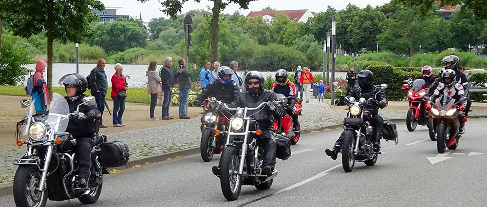 Es ist Sonntagvormittag, die Sonne scheint und der Himmel ist blau – beste Bedingungen für die Motorradliebhaber, einen Ausflug mit dem Zweirad zu machen. Am schönsten ist es dabei, in der Gruppe mit Freunden unterwegs zu sein.