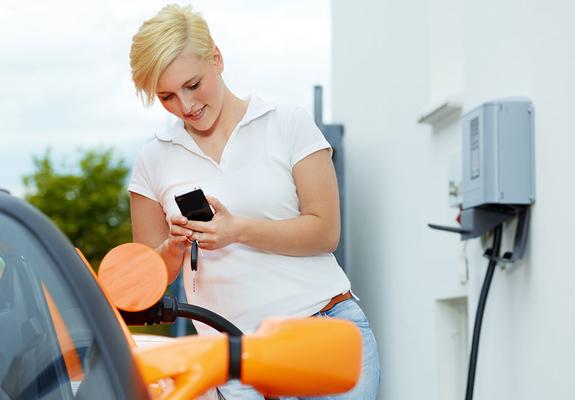 Um ein Elektroauto gefahrlos und zügig zuhause aufzuladen, ist eine sogenannte Wallbox daher die richtige Lösung. Speziell für ihre Schweriner Kunden haben die Stadtwerke ein Rundum-sorglos-Paket entwickelt.