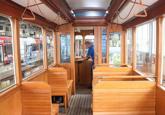 1926 wurde das historische Gefährt des Schweriner Nahverkehrs in  Wismar gebaut. Das imposante Fahrzeug mit dem Namen HTw 26 gehört zu einer Serie von fünf Triebwagen, die die Schweriner Straßenbahn 1926 zur Verbesserung ihres Fahrtenangebotes beschaffte