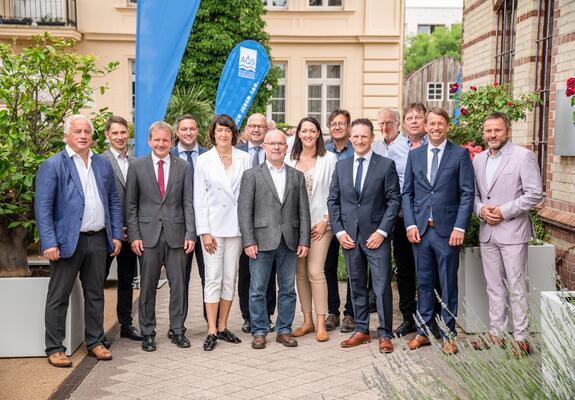 bei allen Dienstleistungen rund ums Wasser. Enorme Herausforderungen wurden gemeistert. Umfangreiche Investitionen sorgen für Stabilität und eine nachhaltige Entwicklung.WAG, SAE und AQS stehen seit Jahrzehnten für große Sicherheit und höchste Qualität