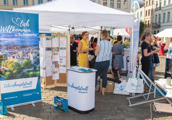 Am 24. August veranstaltet die UdW GmbH in Kooperation mit der Stadt Schwerin und weiteren Partnern den zweiten Jobaktionstag. Von 11 bis 18 Uhr präsentieren sich bis zu 40 Unternehmen auf dem Alten Garten.