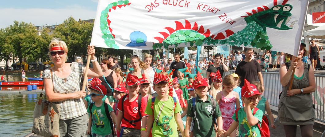 Mit bemalten Plakaten, selbstgebastelten Kostümen und ordentlich Krach werden die Kinder für Trubel in der Innenstadt sorgen.