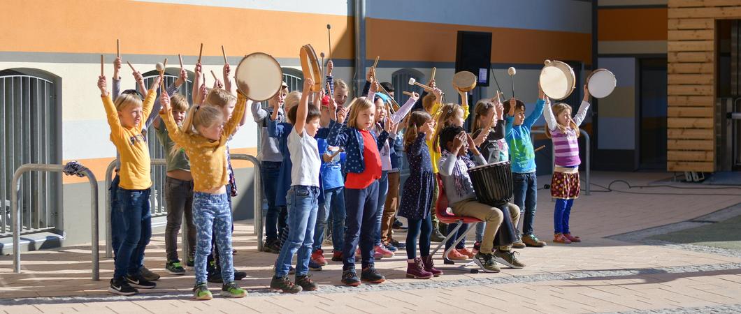 „Geld ist rund und rollt weg, aber Bildung bleibt“, wusste schon der Dichter Heinrich Heine, Namensgeber dieser nun modernen und sanierten Schule.