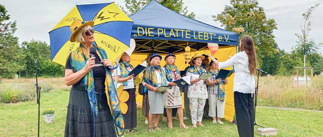 Natur küsst Beton“ und „Müll ist Mangel an Phantasie“ – da, wo früher Plattenbauten standen und lange Zeit das Unkraut wucherte, ist mit viel Kreativität und ehrenamtlichem Engagement ein Kleinod entstanden.