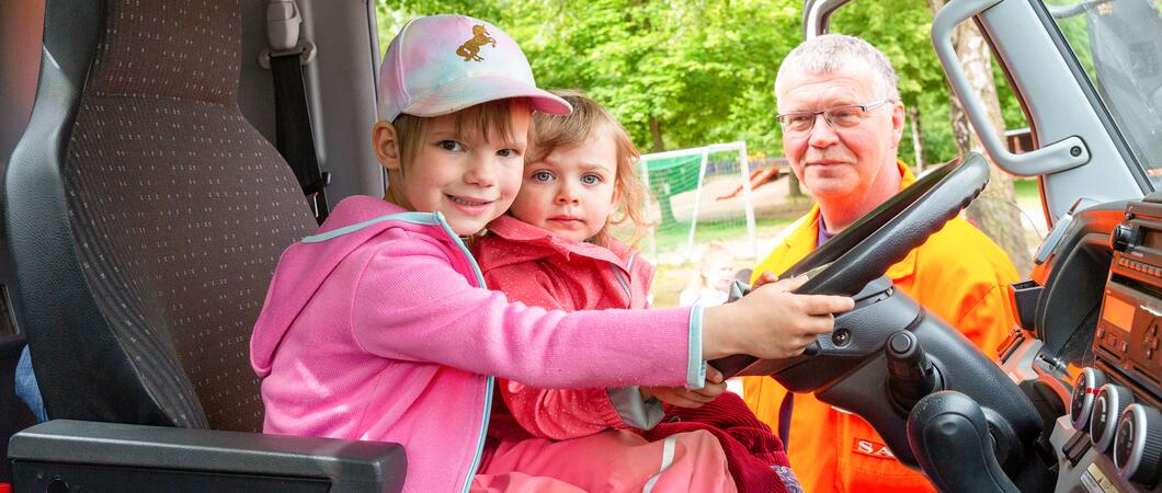 Kinder der Kita Zwergenhaus hatten Spaß mit den SAS-Autos, Fotos: maxpress/Stephan Rudolph-Kramer