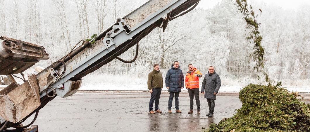 Das Weihnachtsfest ist längst vorbei und der Tannenbaum zur Sammelstelle gebracht.