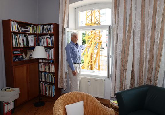Besonders wenn es sehr warm ist und die Fenster zum Lüften weit offenstehen, spürt Thomas Helms die Bauarbeiten vor seinem Haus hautnah. Wie viele andere Anwohner hat er sich jedoch an die Baustelle gewöhnt.