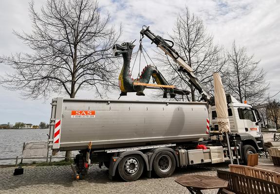 Es gibt einige Dinge, die einfach zu Schwerin gehören. Sie prägen das Stadtbild und sind nur schwer wegzudenken. Dazu zählt sicher auch Nandolino, die große Holzfigur am Pfaffenteich. Jetzt ist sie weg. Zum Glück soll der Platz nicht lange frei bleiben.