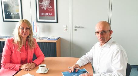 Pamela Buggenhagen (l.), Unternehmerverband Norddeutschland Mecklenburg-Schwerin, und Stephan Lauer (r.), Geschäftsführer Vink Chemicals, tauschen sich miteinander aus, Foto: Vink Chemicals