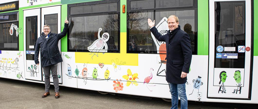 Klinikgeschäftsführer Daniel Dellmann und NVS-Geschäftsführer Wilfried Eisenberg präsentieren die neue HELIOS-Bahn