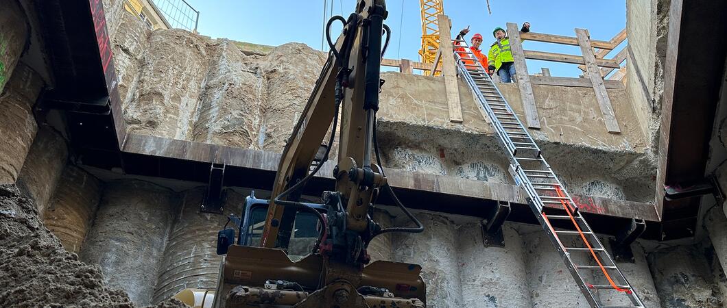 Zwei große Öffnungen klaffen rechts und links der Brücke an der Wallstraße, die noch bis zur endgültigen Fertigstellung im November gesperrt ist