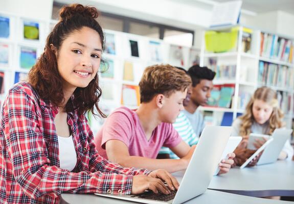 Seit 2019 läuft das gemeinsame Förderprogramm „DigitalPakt Schule“ der Bundesländer und des Bundesministeriums für Bildung und Forschung. Damit wird die digitale Bildung in Schulen erheblich verbessert.