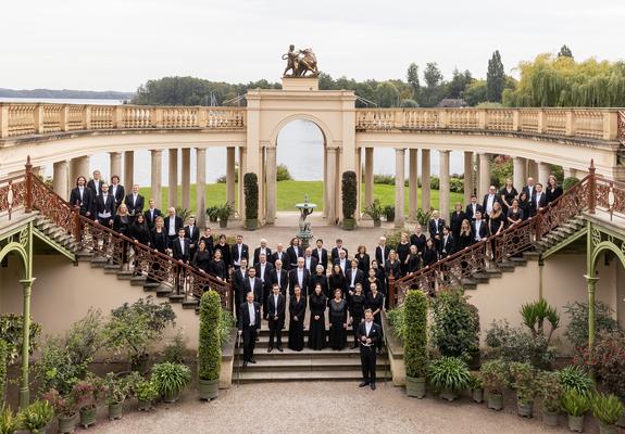 Zum 460. Geburtstag hat die Mecklenburgische Staatskapelle Schwerin wieder tolle Musikmomente im Programm. Auf der Freilichtbühne stehen der Klassiker „Carmina Burana“ und das beliebte Picknick-Konzert der MeckProms an.