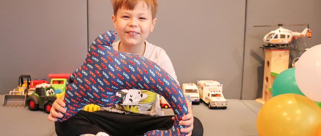 Der neunjährige Noah konnte sich zum Abschied eines der genähten Kuscheltiere aussuchen, Foto: Helios