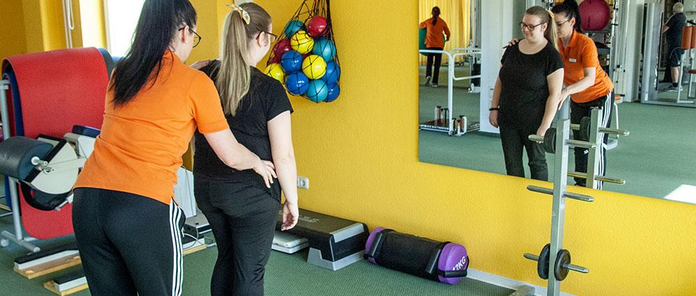 Maria Rosteck zeigt einer Patientin verschiedene Übungen zur Mobilisierung des Rückens