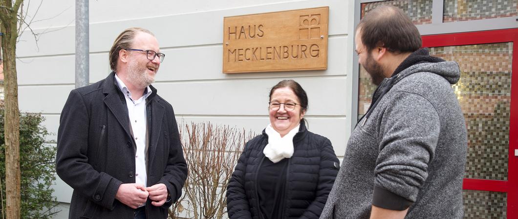 Thomas Tweer (l.) im Gespräch mit Daniela Brandt und Arne Feist, dem stellvertretenden Leiter des Hauses Mecklenburg für Menschen mit Assistenzbedarf, Foto: maxpress