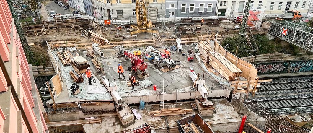 Die Arbeiten an der Wallstraßenbrücke liegen derzeit im Zeitplan, sodass die vorgesehene Freigabe für den Fahrzeugverkehr Ende April dieses Jahres eingehalten werden kann.