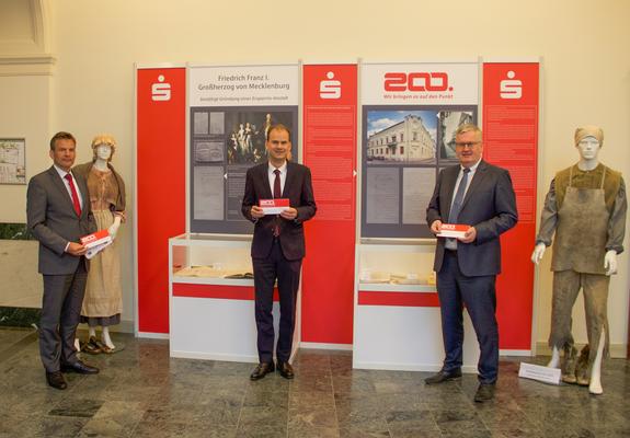 Sparkasse begeht 200-jähriges Jubiläum und präsentiert Flyer und Austellung