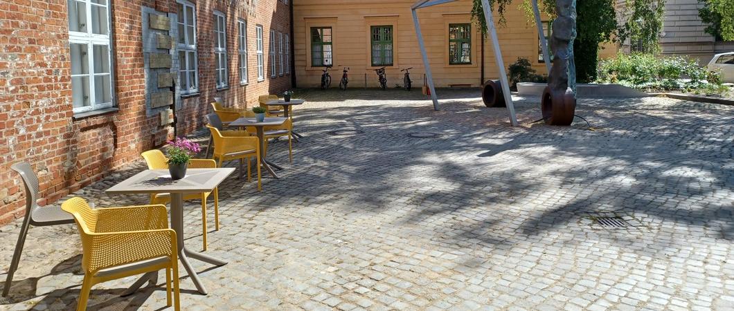 Die Bauarbeiten vor dem Kulturforum Schleswig-Holstein-Hauses sind abgeschlossen. Der Vorplatz wurde nach 25-jähriger Nutzung modernisiert und umgestaltet, neue Daten- und Elektroleitungen verlegt