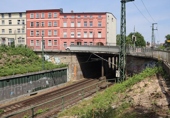 Ab kommenden Dienstag, 6. Juli, 18 Uhr ist die Brücke über die Anlagen der Deutschen Bahn in der Wallstraße für den Fahrzeug- und Fußgängerverkehr gesperrt.