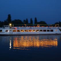 Weisse-Flotte-Schiff-bei-Nacht c maxpress content 3