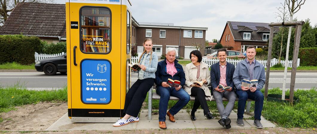 Eins rein-eins raus, so lautet die einfache Bedienung der Büchertauschboxen in Schwerin. Ein gutes Dutzend der ehemaligen gelben  und umgebauten Telefonzellen stehen im Stadtgebiet von Schwerin und bieten abwechslungsreichen Lesespaß für groß und klein.