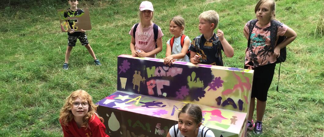 Was sonst als Straftat geahndet wird, konnten die Kinder der Kita gGmbH nun selbst ausprobieren. In einem Street-Art-Projekt haben sich die Kids mit bunten Spraydosen kreativ ausgelebt und so ein kleines, nahe gelegenes Stück Schwerin verschönert.